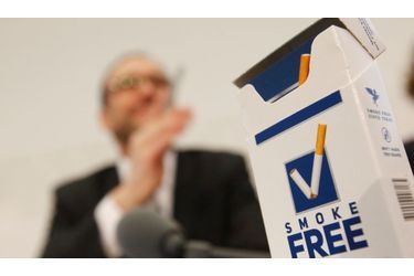 <br />
Pascal Strupler, directeur de l'Office fédéral de la santé publique (OFSP), lors d’une conférence de presse pour la marque SmokeFree, à Berne. Dans le cadre du programme national anti-tabac –prolongé jusqu’en 2012-, l’OFSP a lancé ce concept innovant: dans une boîte imitant un paquet de cigarettes, des fiches pratiques offrant conseils et astuces pour arrêter de fumer. 