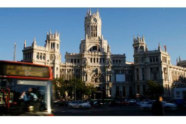 Madrid se classe 4e, grâce à ses transports en commun (93% d’opinion favorable, 1e place), ses musée (92%) mais doit améliorer les prestations de son office de tourisme (66%), ses hôtels et dîners. 