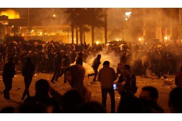 Plusieurs milliers de personnes s’étaient rassemblées sur la place Tahir, au Caire, dans la nuit de mardi à mercredi. La police égyptienne a dispersé les manifestants avec des tirs de gaz lacrymogènes.