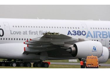 La veille de l&#039;ouverture du salon, l&#039;Airbus A380 qui devait effectuer les démonstrations en vol a été endommagé alors qu&#039;il roulait sur le tarmac du Bourget. L&#039;extrémité de l&#039;aile droite a été détruite par un choc avec un bâtiment.