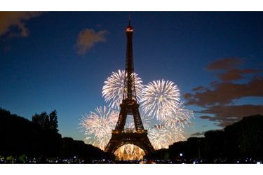 Le feu d&#039;artifice du 14-Juillet a tenu toutes ses promesses à Paris. Malgré des conditions climatiques difficiles toute la journée, les artificiers ont réussi à rendre un bel hommage à la Francophonie, pour le plus grand plaisir de la foule.