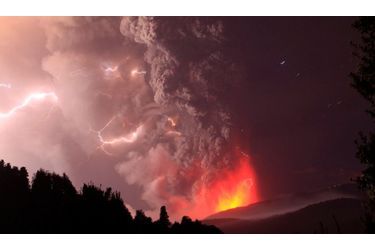  Après 51 ans passés en sommeil, le volcan Puyehue est entré en éruption au Chili. Le nuage de cendres s’étant jusqu’en Argentine, paralysant l’aéroport de Buenos Aires. Florilège des plus belles images prises depuis le réveil du volcan le 3 juin dernier. 