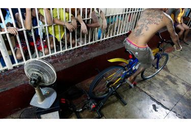 Un détenu pédale sur un vélo fixe relié à une batterie qui a pour but d’alimenter les lampes et les appareils électriques d’une prison de la ville de Makati, à Manille. 