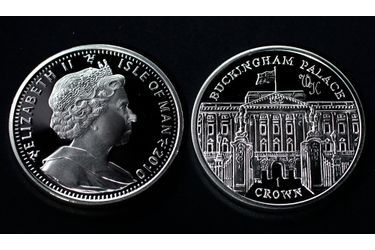 Deux des premières pièces de monnaie frappées pour commémorer l&#039;engagement du Prince William à Kate Middleton, ont été présentées au Kingswood près de Reigate. La pièce, 1 couronne (5 shillings) délivré au nom de l&#039;île de Man et du Trésor représente le palais de Buckingham avec les initiales W et K entrelacés. Une édition limitée de 10.000 pièces de monnaie en argent sterling seront frappées.