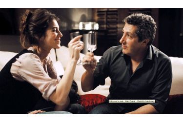 En 2006, Charlotte Gainsbourg rencontre un succès considérable dans cette comédie signée Ecric Lartigau, où elle interprète Emma, fausse fiancée d’Alain Chabat.