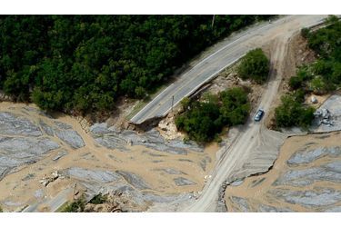 <br />
Un pont enjambant la rivière Blanco, à Aramberri (Mexique), a été entièrement détruit après le passage de l’ouragan Alex.<br />
  
