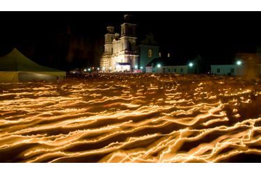 Des catholiques portent des bougies pendant la procession annuelle de l&#039;Icône de la Mère de Dieu, dans le village biélorusse de Budslav.