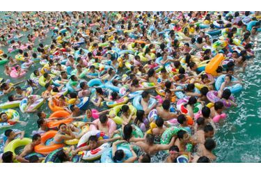 De nombreux chinois s&#039;entassent dans un piscine du comté de Suining, pour tenter d&#039;échapper à la chaleur qui fait rage dans la province du Sichuan, la température caniculaire dépassant les 35 degrés.