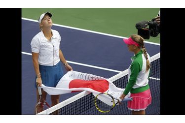 <br />
La Danoise Caroline Wozniacki (à gauche) et la Biélorusse Victoria Azarenka tiennent un drapeau japonais avant leur match au tournoi d&#039;Indian Wells, en Californie. 
