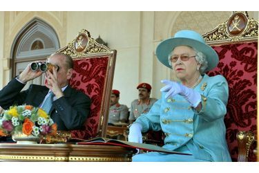 En visite officielle dans les pays du Golfe persique, la reine Elisabeth II a assisté avec son époux, le prince Philip, à des courses de pur-sangs au Sultanat d&#039;Oman.