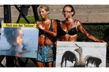Des militantes de Greenpeace en Allemagne se sont barbouillées de mélasse (un sirop très épais) pour représenter le pétrole. Elles manifestent contre le forage en mer dans le golfe du Mexique et se trouvent en face du ministère de l&#039;Economie à Berlin.