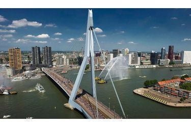 Des coureurs traversent le pont Erasmus, à Rotterdam, aux Pays Bas, pour la première étape du Tour de France samedi.