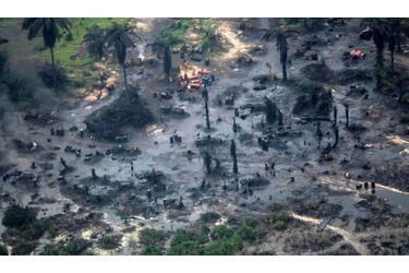 Vue aérienne d&#039;un site illégal de raffinerie de pétrole brut dans l&#039;une des criques qui appartient à une communauté Ogoni au Nigeria.