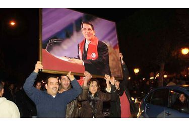 En réaction au mouvement de protestation inapaisable et sans précédent depuis qu'il est au pouvoir, le président tunisien Ben Ali a fait de nouvelles annonces, concernant des baisses de prix et les droits de l'Homme. Il a aussi promis qu'il ne se représenterait pas en 2014. Jour historique ou simple manipulation du pouvoir? Sur place, les réactions de Tunisiens se contredisent. 