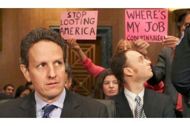 Le secrétaire au Trésor – l’équivalent américain du ministre des Finances - Timothy Geithner a été accueilli par des manifestants lors de son audition au Sénat sur le budget présidentiel. «Arrêtez de piller l’Amérique » et «Où est mon travail», sont inscrits sur les pancartes. 