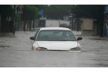 A Matamoros, au Nord-est du Mexique, un homme tente de circuler dans la ville inondée avec sa voiture.