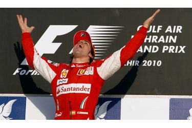 Le double champion du monde de Formule 1 Fernando Alonso a parfaitement débuté la saison en remportant le Grand Prix de Bahreïn pour sa première course avec Ferrari.L&#039;Espagnol n&#039;avait plus goûté aux joies de la victoire depuis le Grand Prix du Japon 2008.