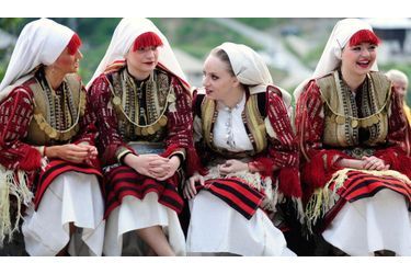 Des femmes en costume traditionnel participent à un mariage dans le village de Galicnik, à environ 150 km à l&#039;ouest de Skopje, la capitale de la Macédoine. La célébration dure trois jours. Des rituels et des danses, transmis au fil des siècles, sont exécutés.
