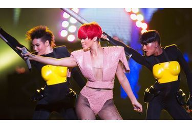 Rihanna lève son bras façon disco sur "Don't Stop the Music" entourée par ses danseuses déguisées en robots.