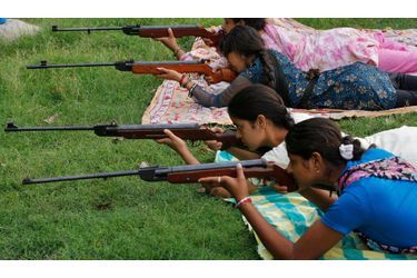 Des filles hindoues tirent avec des carabines à air comprimé pendant un cours de formation aux armes. La formation dure huit jours et est organisée par le Bajrang Dal, un groupe hindou. Cent cinquante filles participent au programme, qui les initie a l&#039;autodéfense.