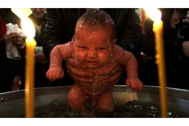 Un bébé baptisé lors d'un baptême de masse organisé à Tiblisi, en Georgie. Environ 500 enfants sont baptisés lors de ces cérémonies.