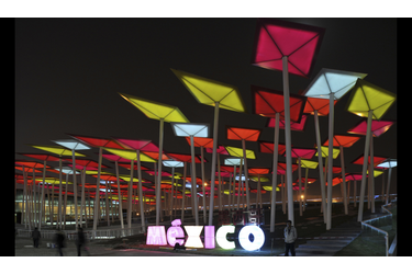 Le pavillon mexicain est constitué de cent-vingt-quatre cerfs-volants bleus, rouges et jaunes.