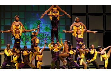 La troupe de danse colombienne &quot;Constelacion latina&quot; lors d’une représentation pour le congrès colombien de salsa à Medellin.