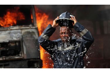 Un pompier nigérian se désaltère après avoir lutté contre les flammes. Un pétrolier a pris feu à proximité de Lagos, sans faire de victime. <br />
<br />
   <br />
  <br />
<br />
<br />
<br />
   <br />
  <br />
<br />
<br />
<br />
