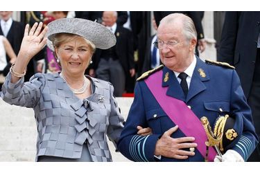 Le roi de Belgique Albert II et sa femme la reine Paola se rendent à la Cathédrale Saint-Michel-et-Gudule de Bruxelles pour une cérémonie religieuse. Ils sont roi et reine depuis 1993, lorsque le frère d&#039;Albert, Baudouin, alors roi de Belgique, est décédé.