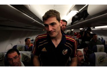 Iker Casillas, le capitaile de la Roja, discute avec des journalistes dans l&#039;avion du retour pour Madrid.