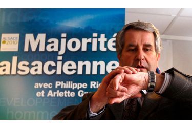 En Alsace, l’UMP peut souffler au lendemain de ce premier tour. Avec 34,94% des voix, Philippe Richert est bien parti pour faire gagner la majorité puisque le PS (19%) et Europe Ecologie (15,2%) semblent trop loin pour rafler la mise dans cette région historiquement à droite. Le FN (13,5%) devrait fusionner ses listes avec le parti d’extrême-droite Alsace d’Abord (5%) pour optimiser ses chances au second tour.
