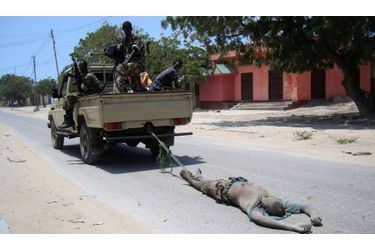 L&#039;armée gouvernementale expose le corps d&#039;un insurgé islamiste dans les rues de Mogadiscio, la capitale de la Somalie.