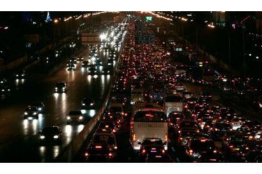 A Pekin, les automobilistes doivent s'armer de patience pour sortir des embouteillages interminables.