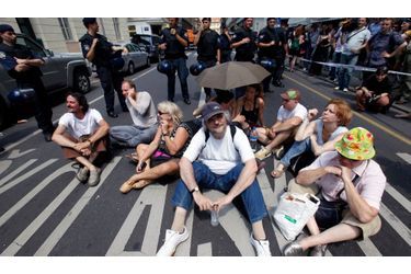 Des militants des droits de l&#039;homme de plusieurs groupes croates sont assis dans l&#039;une des rues principales du centre de Zagreb (capitale Croatie). Ils protestent contre la construction d’un centre commercial haut de gamme prévu au cœur de la ville.