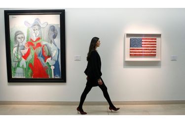 La commissaire Laura Vere-Hodge de chez Christies passe devant «Femme et Fillettes» de Picasso et « Flag» de Jasper Johns. Les deux peintures appartiennent à la collection de Michael Crichton, l’auteur de Jurassik Park, décédé en novembre 2008. La collection, étimée à 30 millions de dollars, est mise aux enchères le 11 mai prochain. 