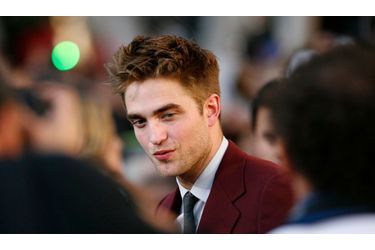 Robert Pattinson, qui campe le vampire torturé Edward Cullen, assailli par les photographes.