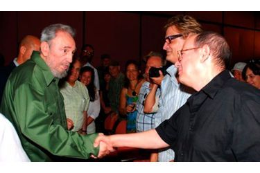 L&#039;ancien dirigeant cubain Fidel Castro, sorti récemment d&#039;un silence de quatre ans, est à nouveau apparu en public lundi lors des cérémonies marquant le 57e anniversaire du lancement de la révolution. La télévision cubaine a montré des images de Fidel Castro, 83 ans, participant à une morne cérémonie sur la place de la Révolution à La Havane. Il était ensuite présent pour une longue réunion avec des intellectuels et artistes cubains, durant laquelle il a répondu pendant plus d&#039;une heure à des questions sur différents sujets.