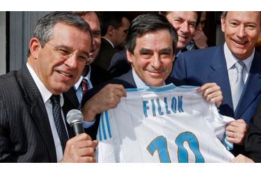 A l&#039;occasion de sa campagne pour le second tour des régionales, le candidat UMP Thierry Mariani a offert au premier minstre, François Fillon, un maillot de l&#039;Olympique de Marseille, floqué à sa nom. 
