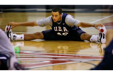 <br />
Le basketteur américain Stephen Curry s’étire lors d’un entraînement à Las Vegas. 