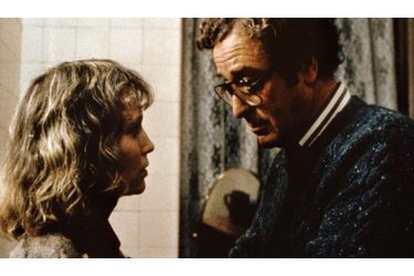  Michael Caine est Elliott, marié à une actrice jouée par Mia Farrow. Dans cette comédie de Woody Allen, Elliot trompe sa femme avec sa propre sœur, Lee, incarnée par Barbara Hershey. Nominé déçu aux Golden Globes, il décrochera pour ce film son premier Oscar, celui du meilleur acteur dans un second rôle, après trois nominations infructueuses.