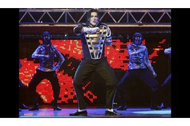 Un énième hommage à Michael Jackson, à Madrid. Un acteur l&#039;imite dans le cadre du spectacle &quot;Forever King of Pop&quot; (le roi de la pop poyr toujours).