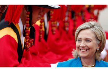 En visite à Séoul, Hillary Clinton s’est rendue hier sur la frontière, en zone démilitarisée, pour assurer son soutien au pays. La secrétaire d’Etat américaine a posé aux côtés d’habitants en costume traditionnel, avant de rejoindre Seongnam.