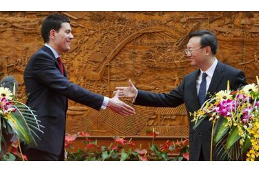    Le ministre chinois des Affaires étrangères a déclaré mardi lors d&#039;une rencontre avec David Miliband que la Chine restait opposée à l&#039;adoption de sanctions afin d&#039;inciter Téhéran à renoncer à ses activités nucléaires. La Chine est cependant &quot;davantage préoccupée par la situation actuelle&quot;, a déclaré Yang Jiechi. Les puissances occidentales souhaitent adopter au Conseil de sécurité des Nations unies de nouvelles sanctions contre Téhéran. 