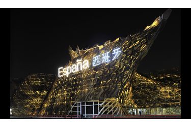 En référence à 2010 qui est l'année du tigre dans calendrier chinois, les architectes espagnols ont voulu recouvrir leur pavillon d'une sorte de "peau de tigre", constituée entièrement d'osier.