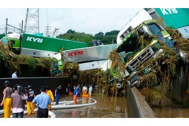 A Kani, dans le centre du Japon, des camions ont été emportés par la rivière en crue. Les fortes pluies qui se sont abattues sur la région ces derniers jours ont fait au moins trois morts et plusieurs dizaines de disparus.