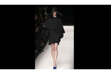 Une création de la maison Yves Saint-Laurent, qui a présenté sa collection de prêt-à-porter féminin automne-hiver 2010-2011 hier à Paris. 
