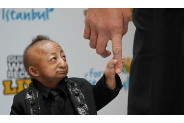  Le Chinois He Pingping, officiellement l&#039;homme le plus petit du monde - il mesurait 74,61 cm - est décédé à Rome à l&#039;âge de 21 ans. 