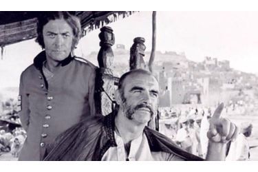  Le film de John Huston se déroule dans les années 1880, aux Indes. L’acteur britannique y est Peachy Carnehan, un aventurier avec un projet de pénétrer au Kafiristan, alors qu’un blanc n’y est allé depuis Alexandre le Grand. Il donne la réplique à Sean Connery.