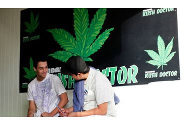 A Venice Beach, Los Angeles, une petite clinique soigne les patients avec des produits à base de cannabis.