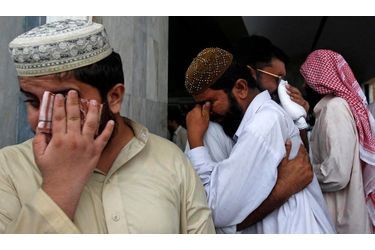 Des familles pakistanaises pleurent la perte de leurs proches, présents dans l&#039;avion qui s&#039;est écrasé mercredi.